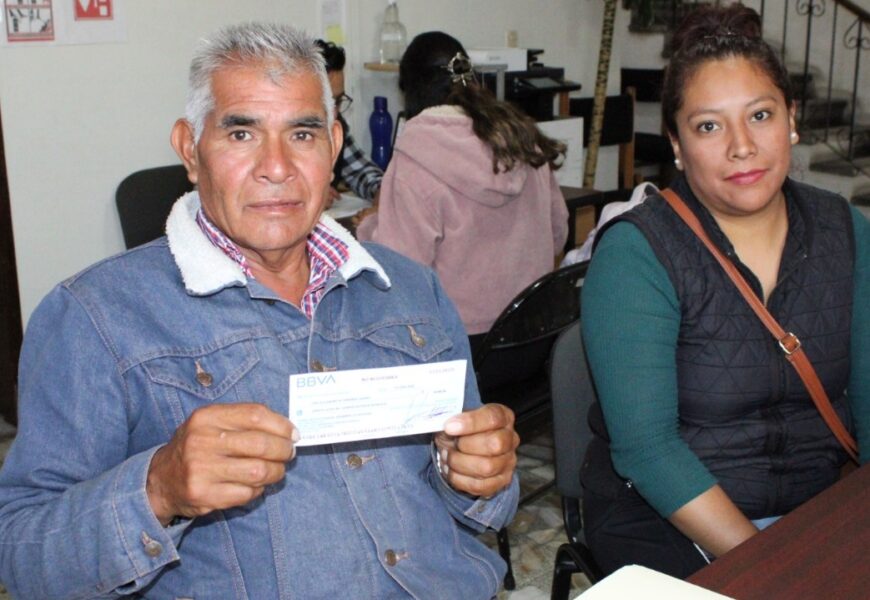 Fomtlax entrega créditos a emprendedores