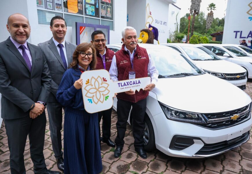 Entrega de unidades vehiculares fortalece Icatlax