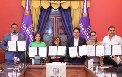Gobernadora entrega de resoluciones de actas de nacimiento