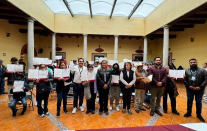 Entregan certificados de educación básica en Calpulalpan