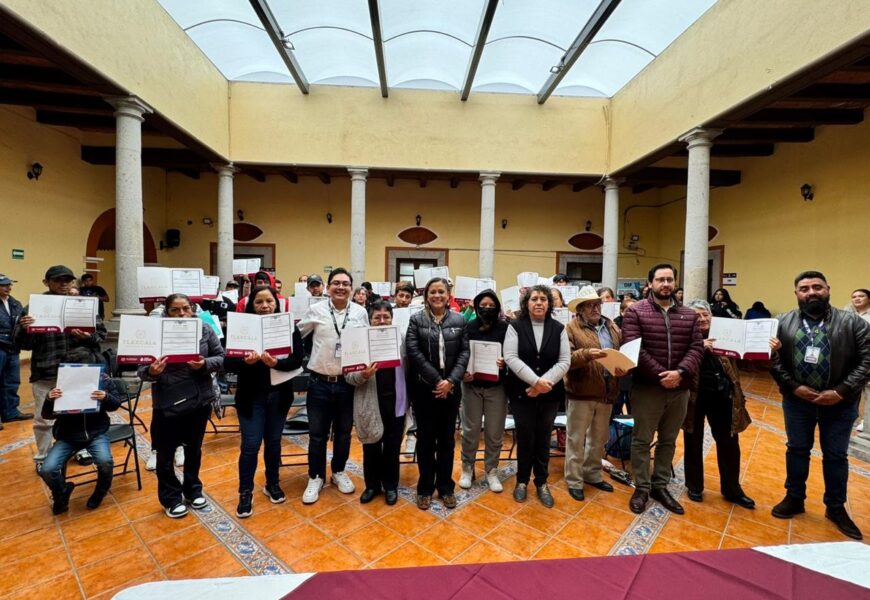 Entregan certificados de educación básica en Calpulalpan