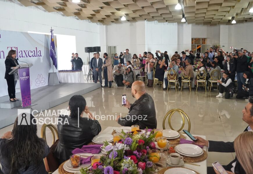 Gobernadora destaca labor periodística en Tlaxcala