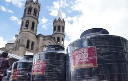 Entrega de tinacos en Apizaco beneficia a 300