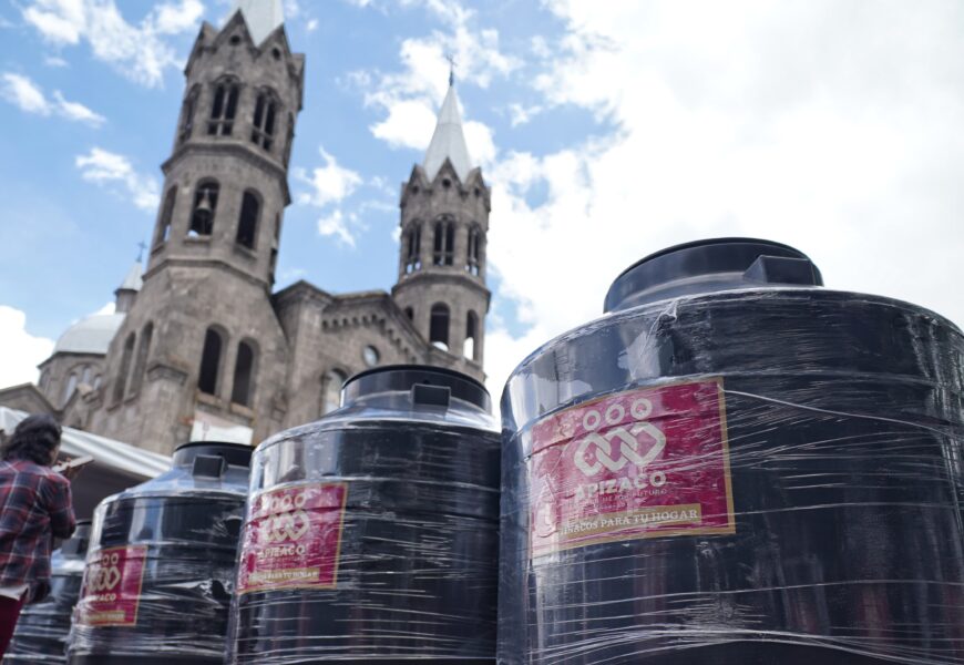 Entrega de tinacos en Apizaco beneficia a 300