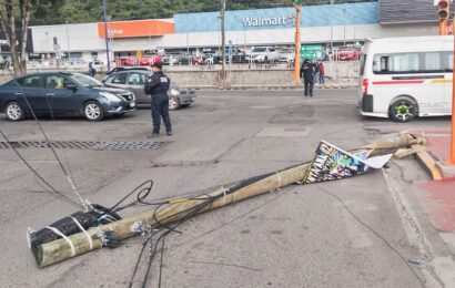 Ayuntamiento de Tlaxcala atiende poste derribado en la Capital