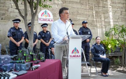 Alfonso Sánchez entrega equipo táctico a policías capitalinos