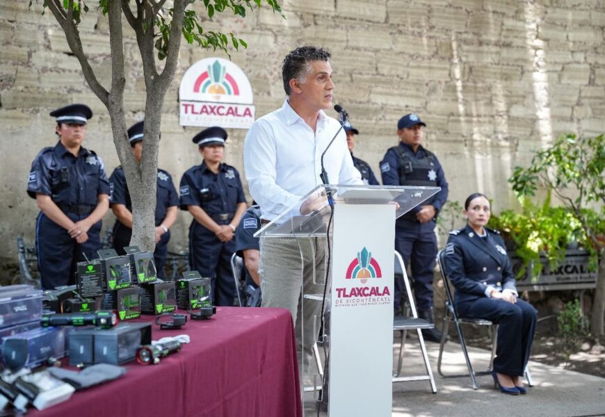 Alfonso Sánchez entrega equipo táctico a policías capitalinos