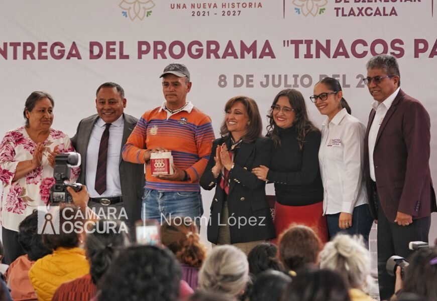 Apoyan con tinacos a 300 familias apizaquenses