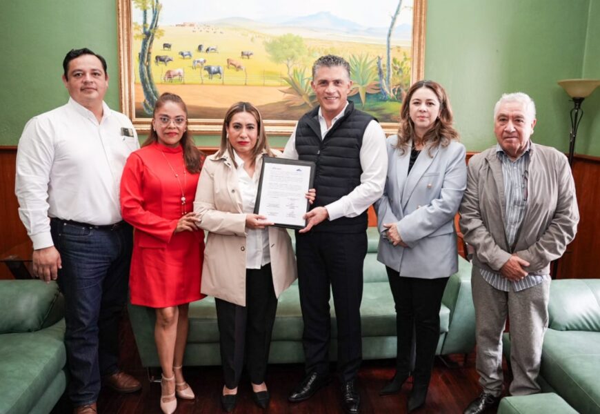 Alcalde de Tlaxcala firma convenio con Canaco