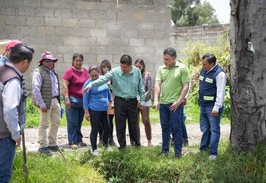 Alfonso Sánchez García recorre Ixtulco para supervisar daños