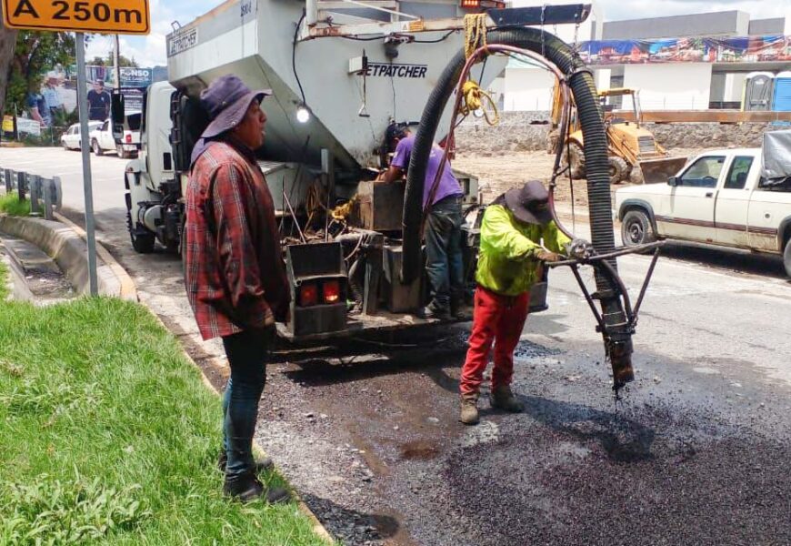 Ayuntamiento de Tlaxcala realiza bacheo en Avenida Carvajal Ayuntamiento de Tlaxcala realiza bacheo en Avenida Carvajal