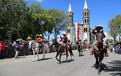 Javier Rivera encabeza desfile Cívico de Independencia en Apizaco