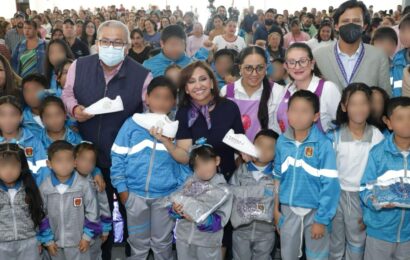 Entregan uniformes escolares gratuitos a más de 36 mil estudiantes
