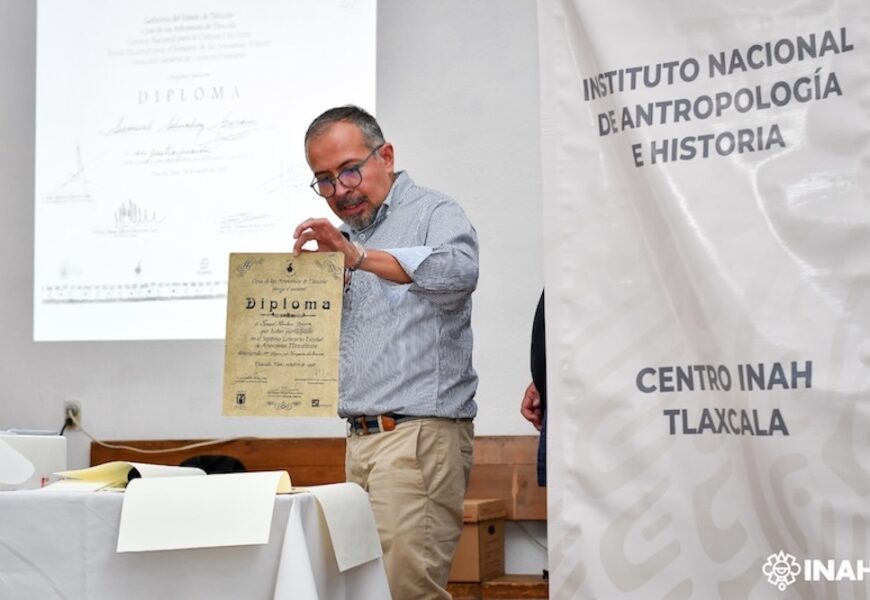 El INAH entrega acervos documentales a campaneros de Ocotoxco