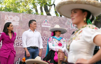 Desfile de mujeres charras en Tlaxcala