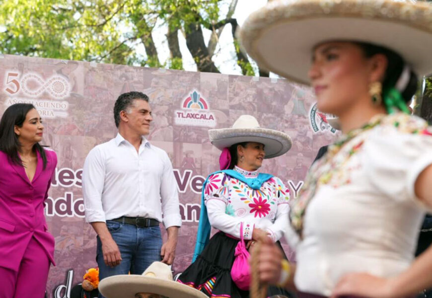 Desfile de mujeres charras en Tlaxcala