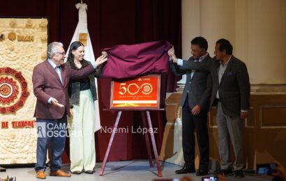 Develan placa conmemorativa de los 500 años de la Fundación de la ciudad de Tlaxcala