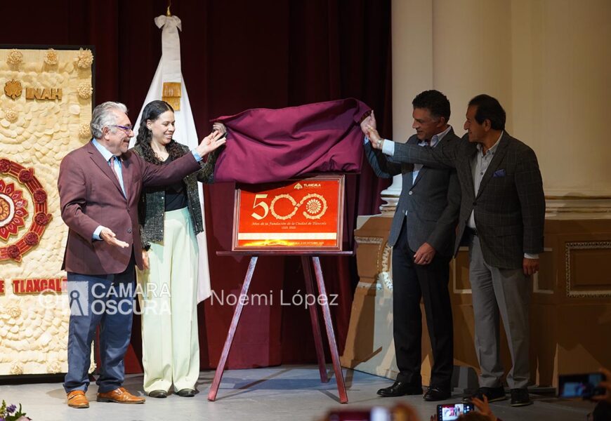 Develan placa conmemorativa de los 500 años de la Fundación de la ciudad de Tlaxcala