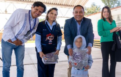 El programa Uniformes Escolares Gratuitos fortalece la economía familiar en Apizaco