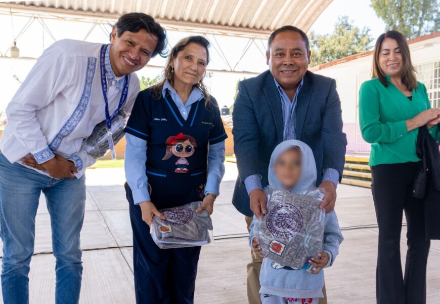 El programa Uniformes Escolares Gratuitos fortalece la economía familiar en Apizaco