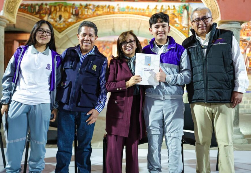 Lorena Cuéllar abanderó a estudiantes que competirán en Brasil y China