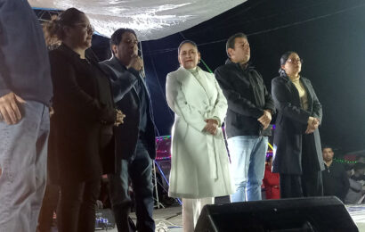 Encendido del árbol navideño en Tlalcuapan