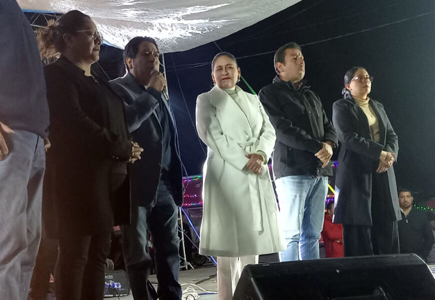 Encendido del árbol navideño en Tlalcuapan