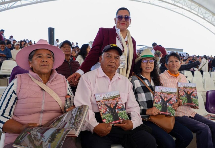 Tlaxcaltecas arropan a Lorena Cuéllar en su Cuarto Informe