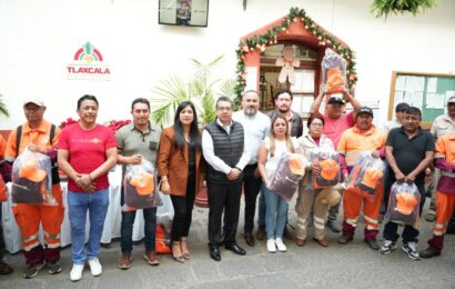 Alcalde de Tlaxcala entrega de uniformes a Servicios Públicos