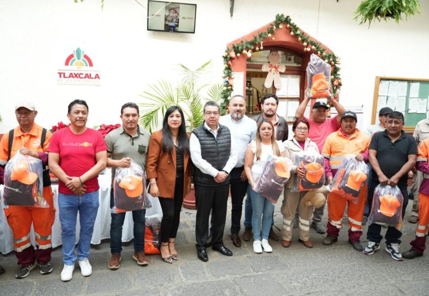Alcalde de Tlaxcala entrega de uniformes a Servicios Públicos