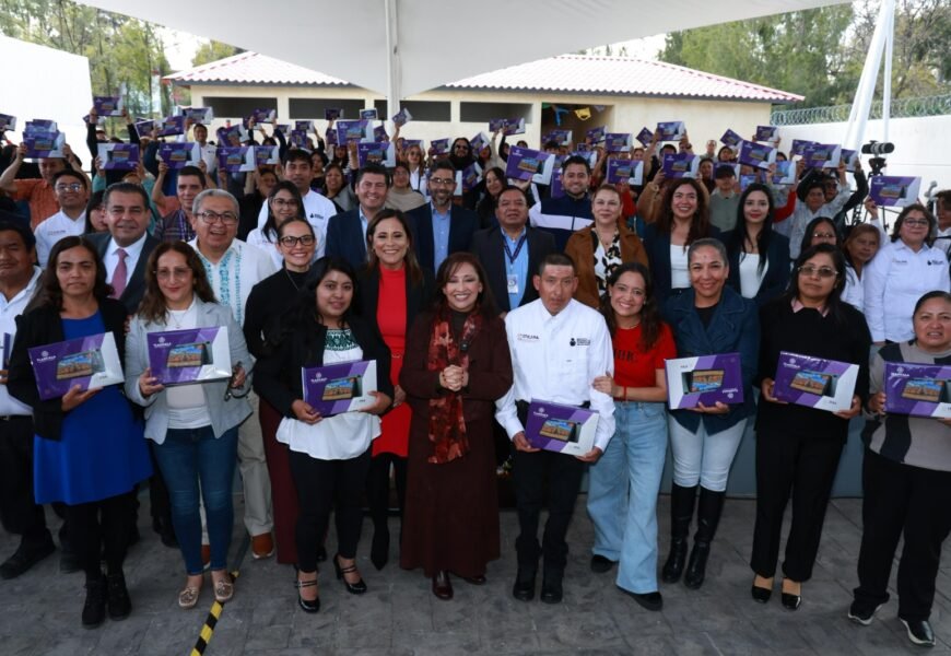 Entrega de tabletas a asesores educativos fortalece la alfabetización y educación básica