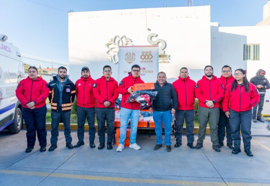 Entrega de uniformes a Protección Civil en Apizaco