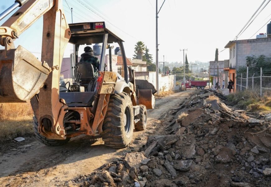Alfonso Sánchez García supervisa obra de pavimentación en Acuitlapilco Alfonso Sánchez García supervisa obra de pavimentación en Acuitlapilco