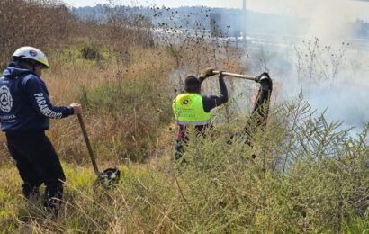 Protección Civil Tlaxcala sofoca incendio de pastizal