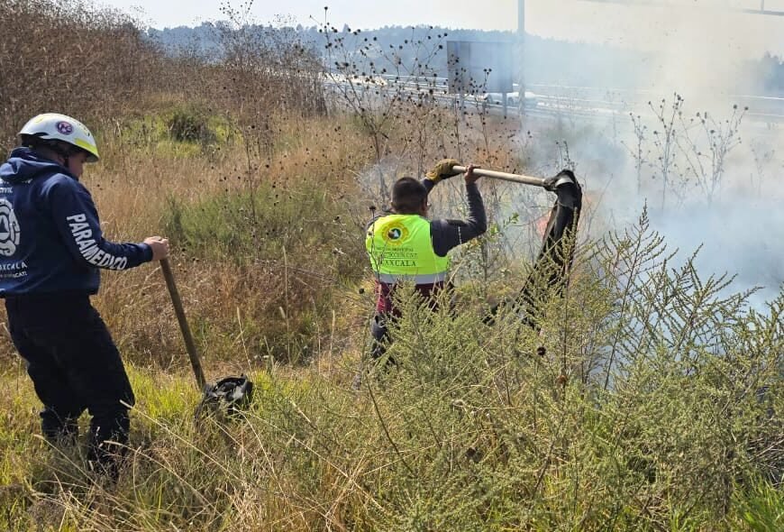 Protección Civil Tlaxcala sofoca incendio de pastizal