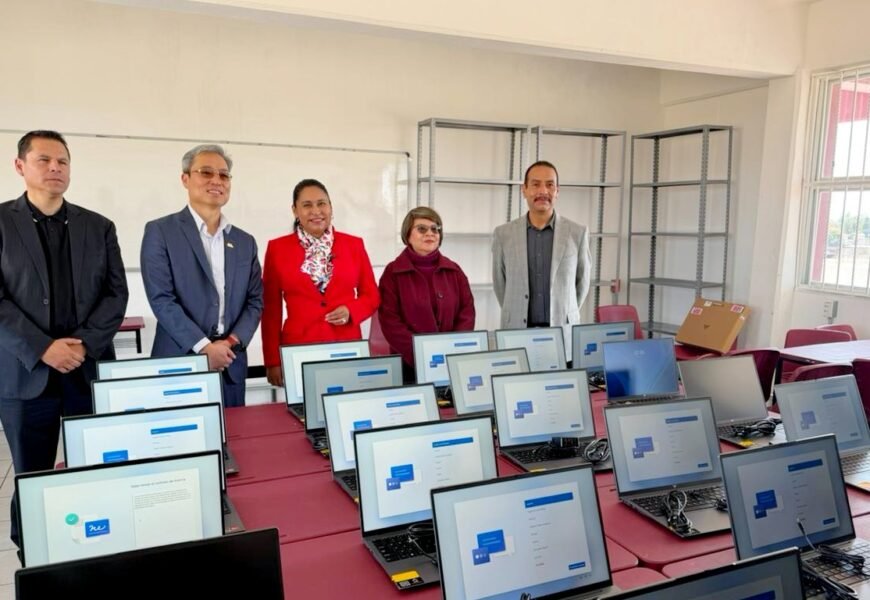 Ana Lilia Rivera gestiona equipos de cómputo en CBTis de Xiloxoxtla