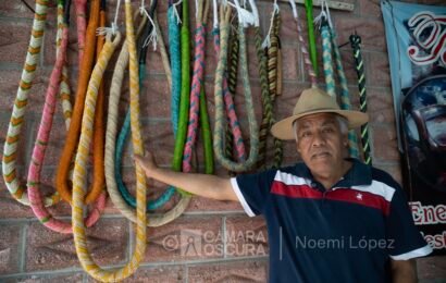 Anselmo Curiel mantiene vivo el arte de crear «cuartas» para carnaval en Tepeyanco
