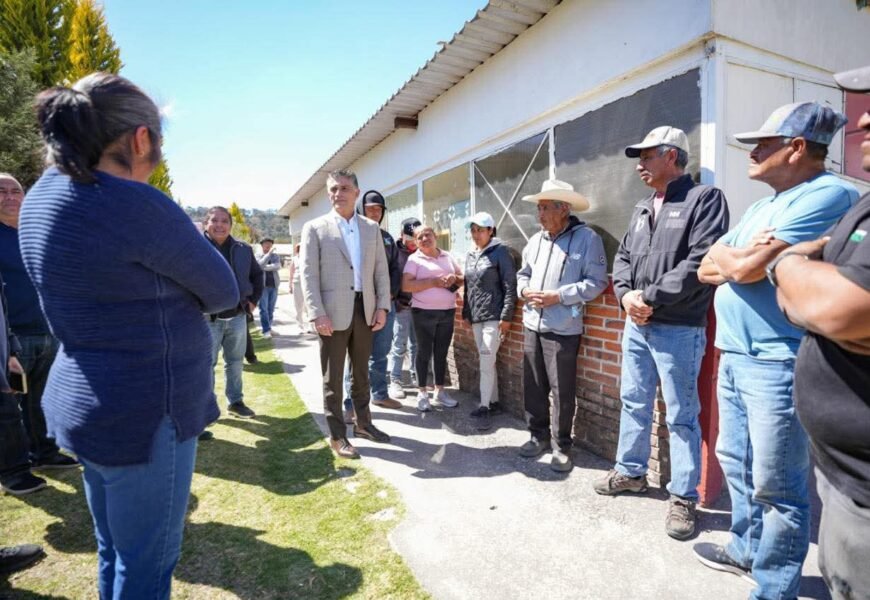 Alfonso Sánchez García dialoga con estudiantes y agricultores