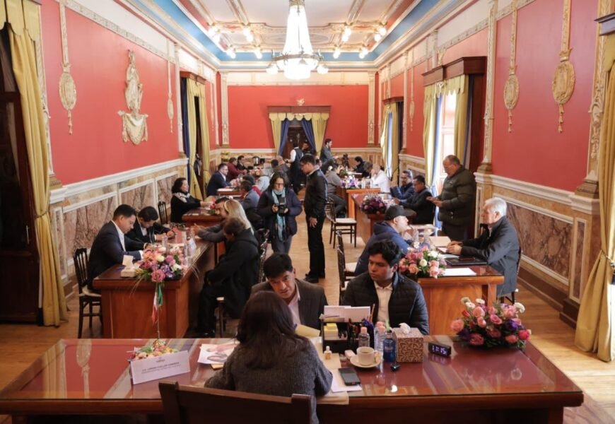 Lorena Cuéllar encabeza audiencia pública y atiende más de 150 peticiones ciudadanas Lorena Cuéllar encabeza audiencia pública y atiende más de 150 peticiones ciudadanas