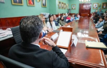 Alfonso Sánchez entrega de uniformes Ensamble Yoloxóchitl