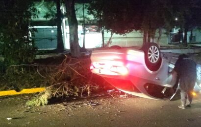 Policía de Tlaxcala atiende vehículo volcado Policía de Tlaxcala atiende vehículo volcado