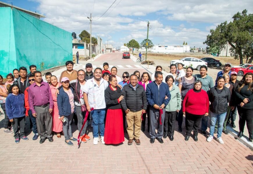 Javier Rivera inaugura calle Caobas en Santa Anita Huiloac tras 18 años de espera Javier Rivera inaugura calle Caobas en Santa Anita Huiloac tras 18 años de espera