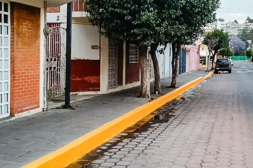 Pintan banquetas en el centro de Tlaxcala con jornadas de madrugada