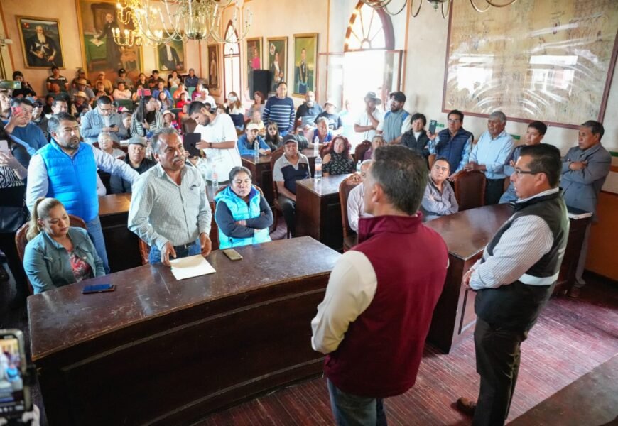 Alfonso Sánchez atiende a vecinos de Acuitlapilco acuerdan mejorar el suministro de agua potable