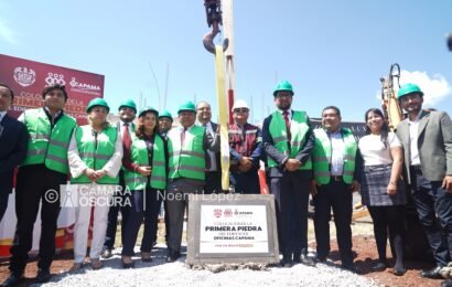 Javier Rivera coloca primera piedra para las oficinas de CAPAMA