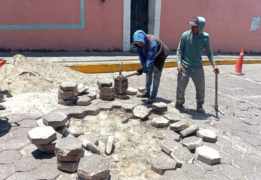 Tlaxcala mejora calles en Ocotlán con renivelación de adoquines