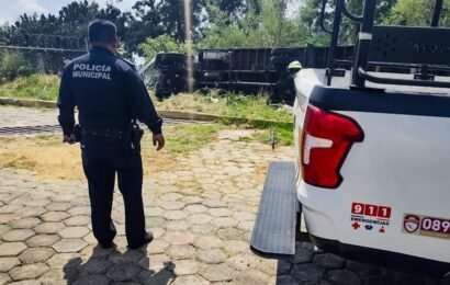 Resguarda policía y protección civil de Tlaxcala zona tras volcadura de camión