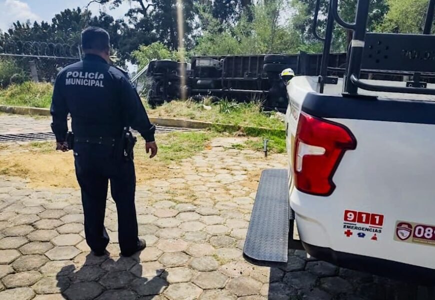 Resguarda policía y protección civil de Tlaxcala zona tras volcadura de camión
