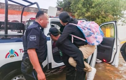 Policías de Tlaxcala rescatan familia atrapada por intensa lluvia en Ocotlán