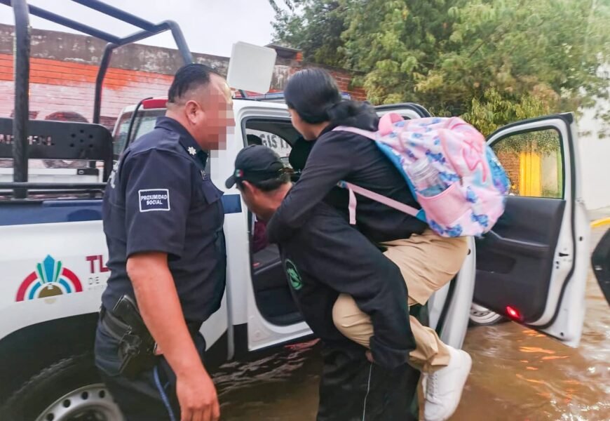 Policías de Tlaxcala rescatan familia atrapada por intensa lluvia en Ocotlán